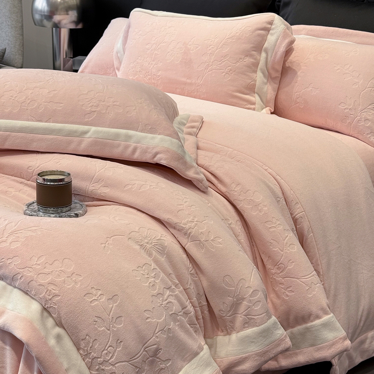 91家纺网 家纺一手货源 找家纺 太古汇家居 2025新款高克重牛奶绒四件套-繁花系列 繁花-慕斯粉