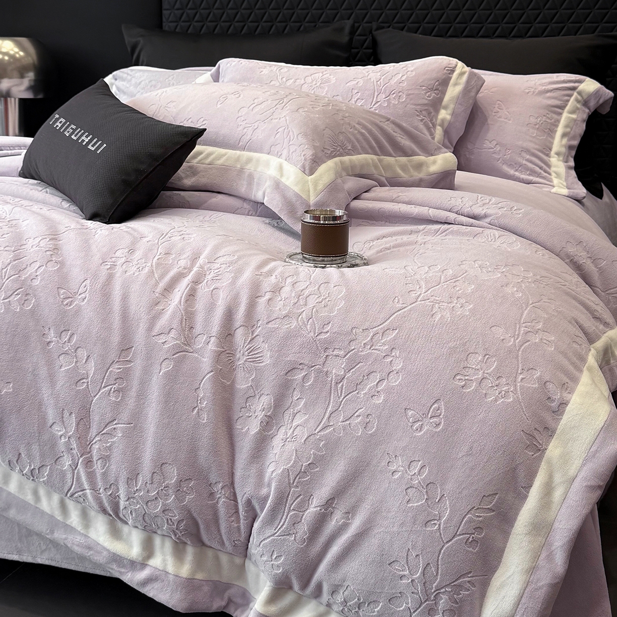 91家纺网 家纺一手货源 找家纺 太古汇家居 2025新款高克重牛奶绒四件套-繁花系列 繁花-经典紫