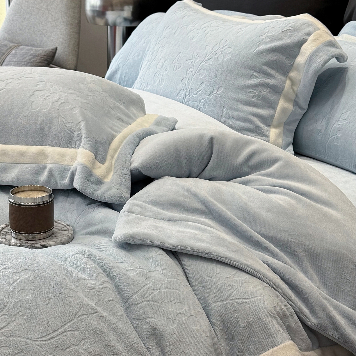 91家纺网 家纺一手货源 找家纺 太古汇家居 2025新款高克重牛奶绒四件套-繁花系列 繁花-水雾蓝