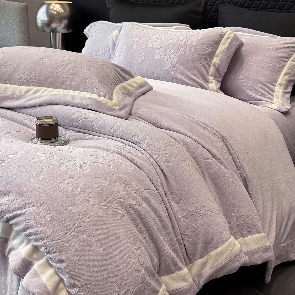 91家纺网 家纺一手货源 找家纺 太古汇家居 2025新款高克重牛奶绒四件套-繁花系列 繁花-经典紫