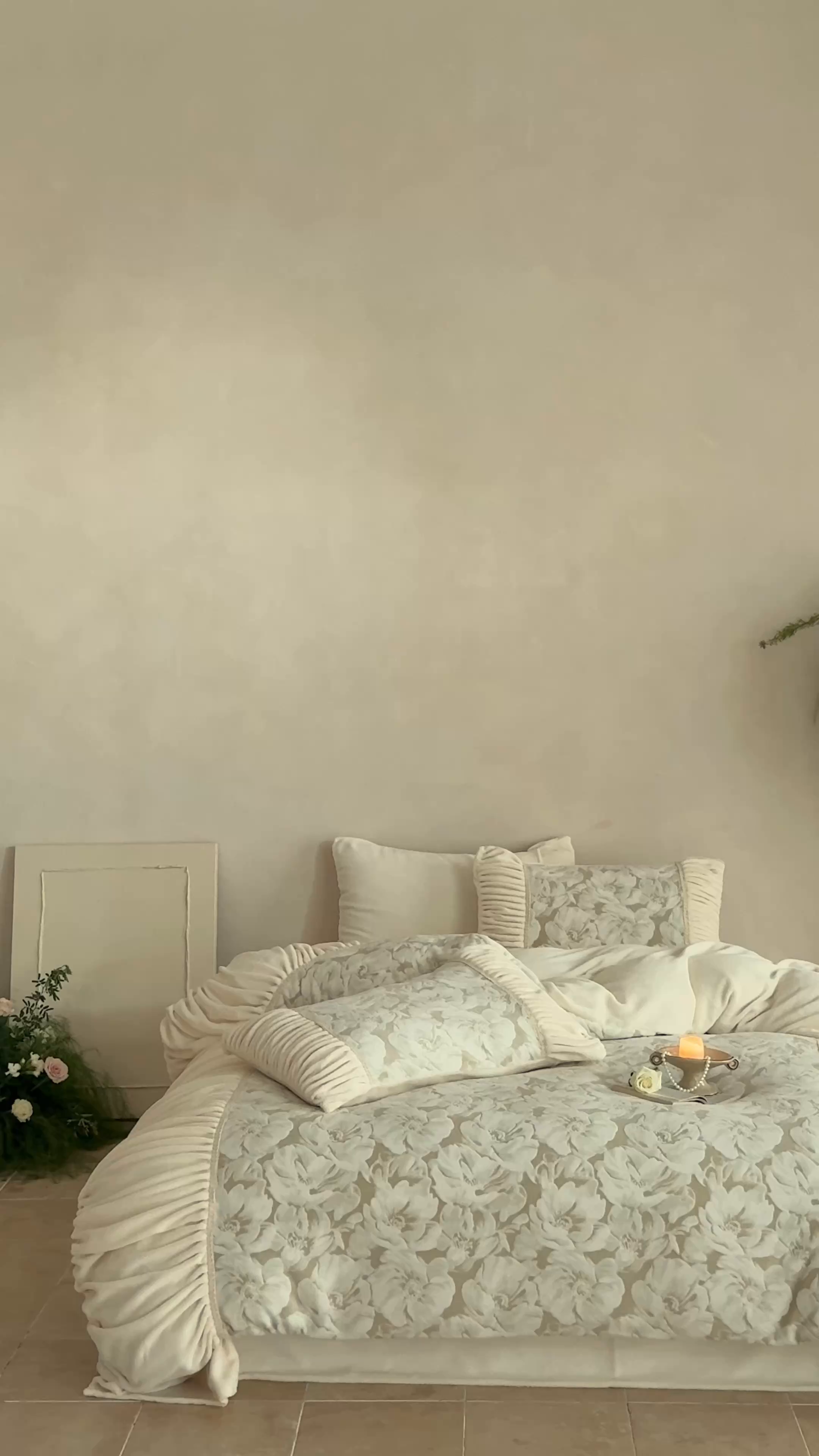 91家纺网 家纺一手货源 找家纺 圆岛家纺 2025新款复古法式雕花高克重牛奶绒四件套 山茶奶咖