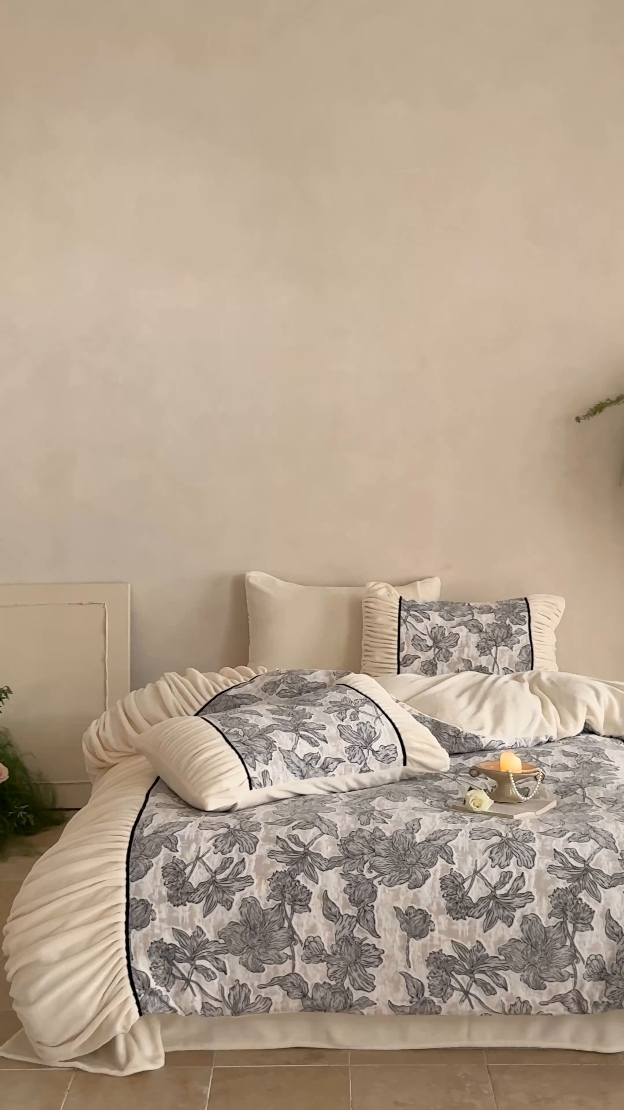 91家纺网 家纺一手货源 找家纺 圆岛家纺 2025新款复古法式雕花高克重牛奶绒四件套 花枝墨