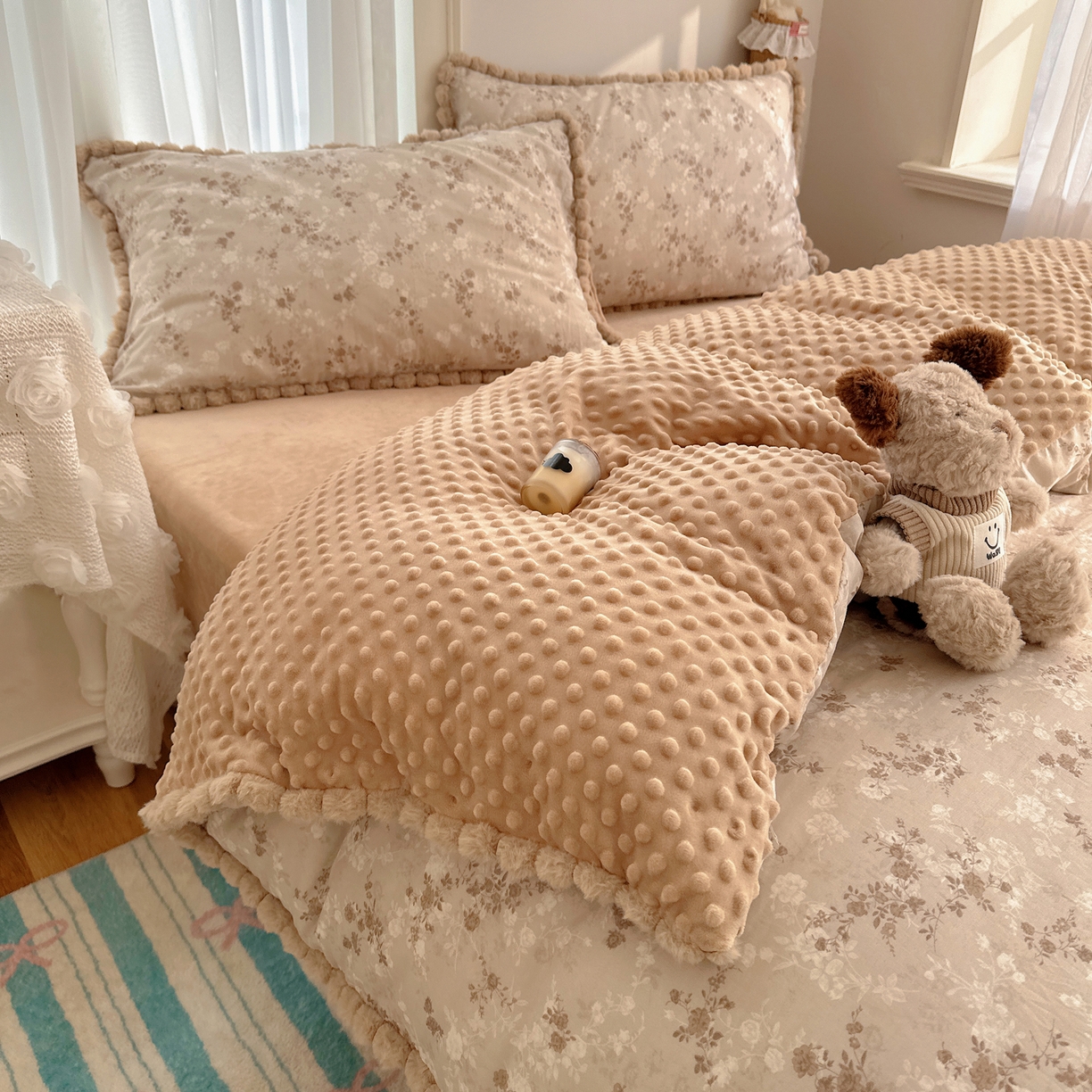 91家纺网 家纺一手货源 找家纺 Sweet dreams甜梦 2025新款双层纱豆豆绒棉加绒四件套 楼兰米