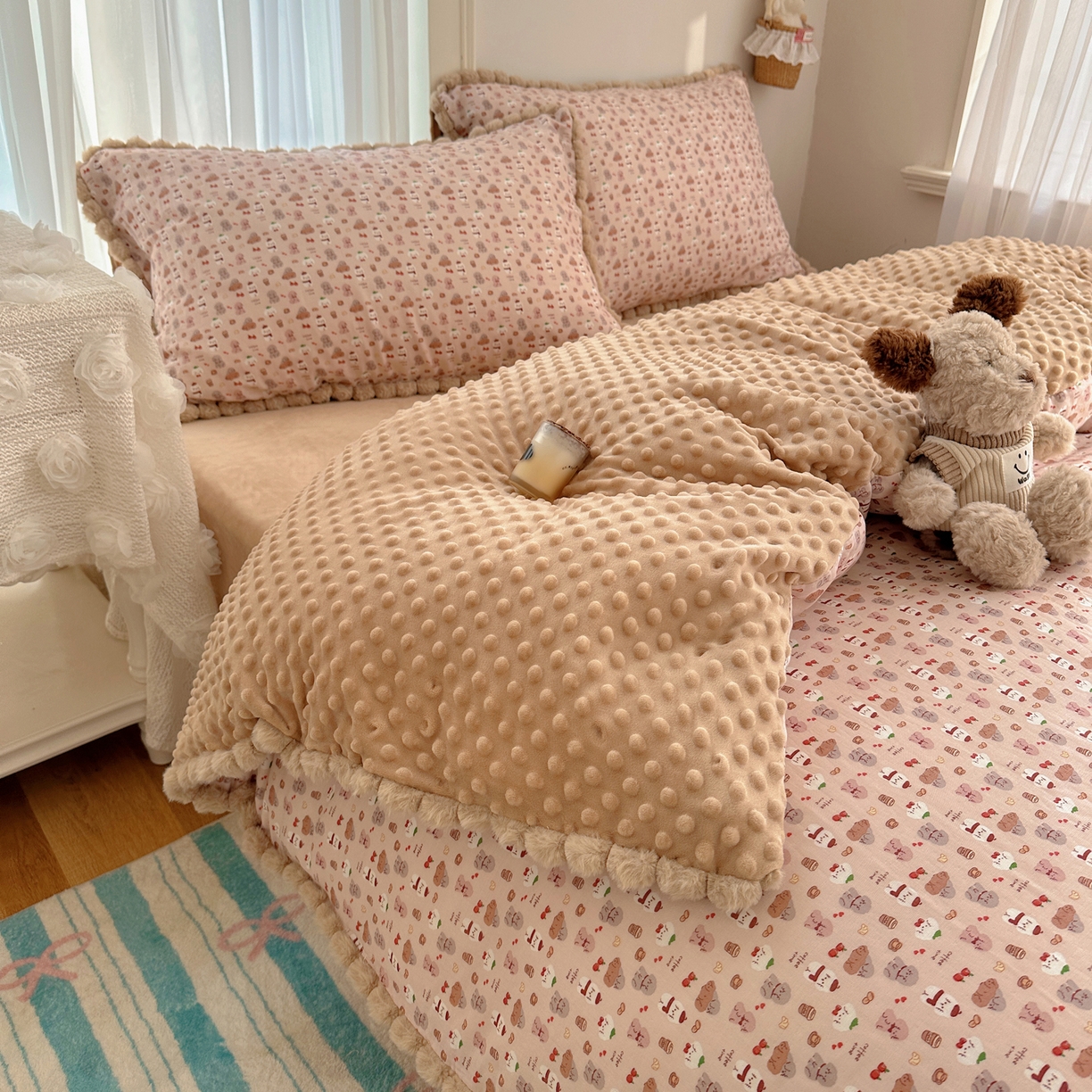 91家纺网 家纺一手货源 找家纺 Sweet dreams甜梦 2025新款双层纱豆豆绒棉加绒四件套 朱古力小奶狗