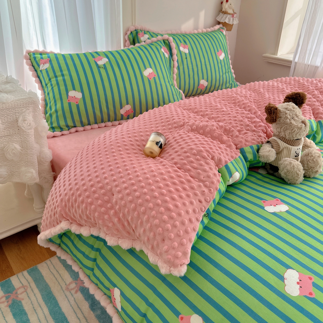 91家纺网 家纺一手货源 找家纺 Sweet dreams甜梦 2025新款双层纱豆豆绒棉加绒四件套 条纹小熊仔