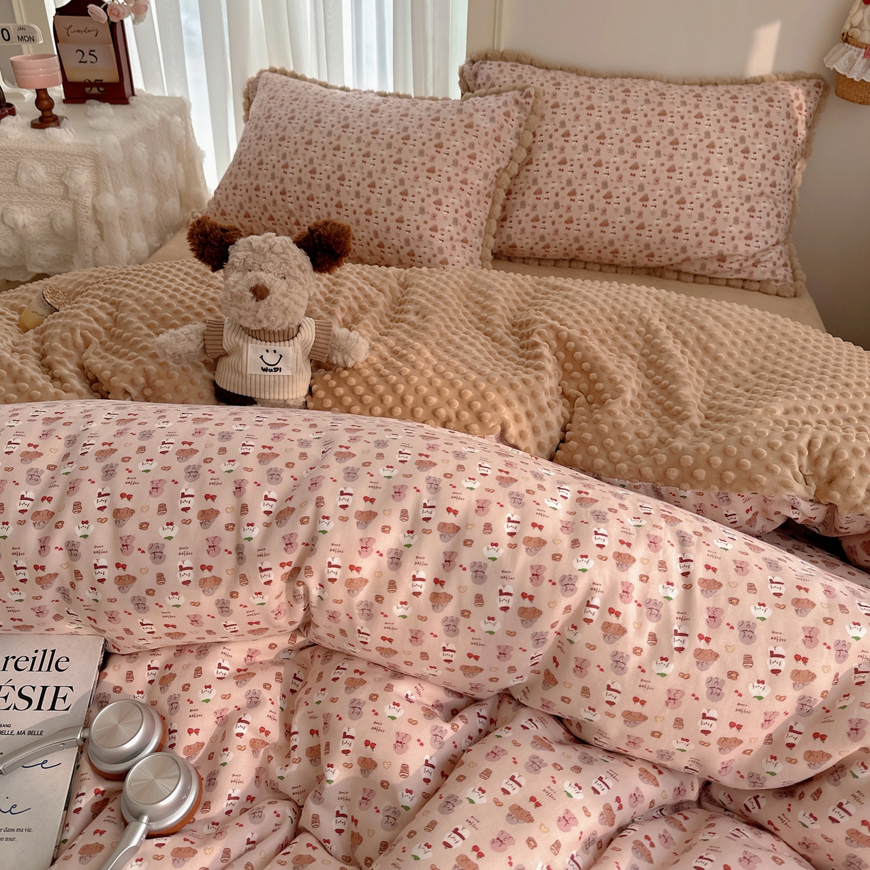 91家纺网 家纺一手货源 找家纺 Sweet dreams甜梦 2025新款双层纱豆豆绒棉加绒四件套 朱古力小奶狗