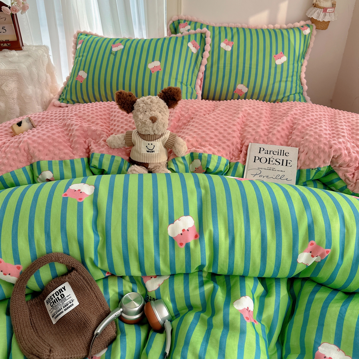 91家纺网 家纺一手货源 找家纺 Sweet dreams甜梦 2025新款双层纱豆豆绒棉加绒四件套 条纹小熊仔