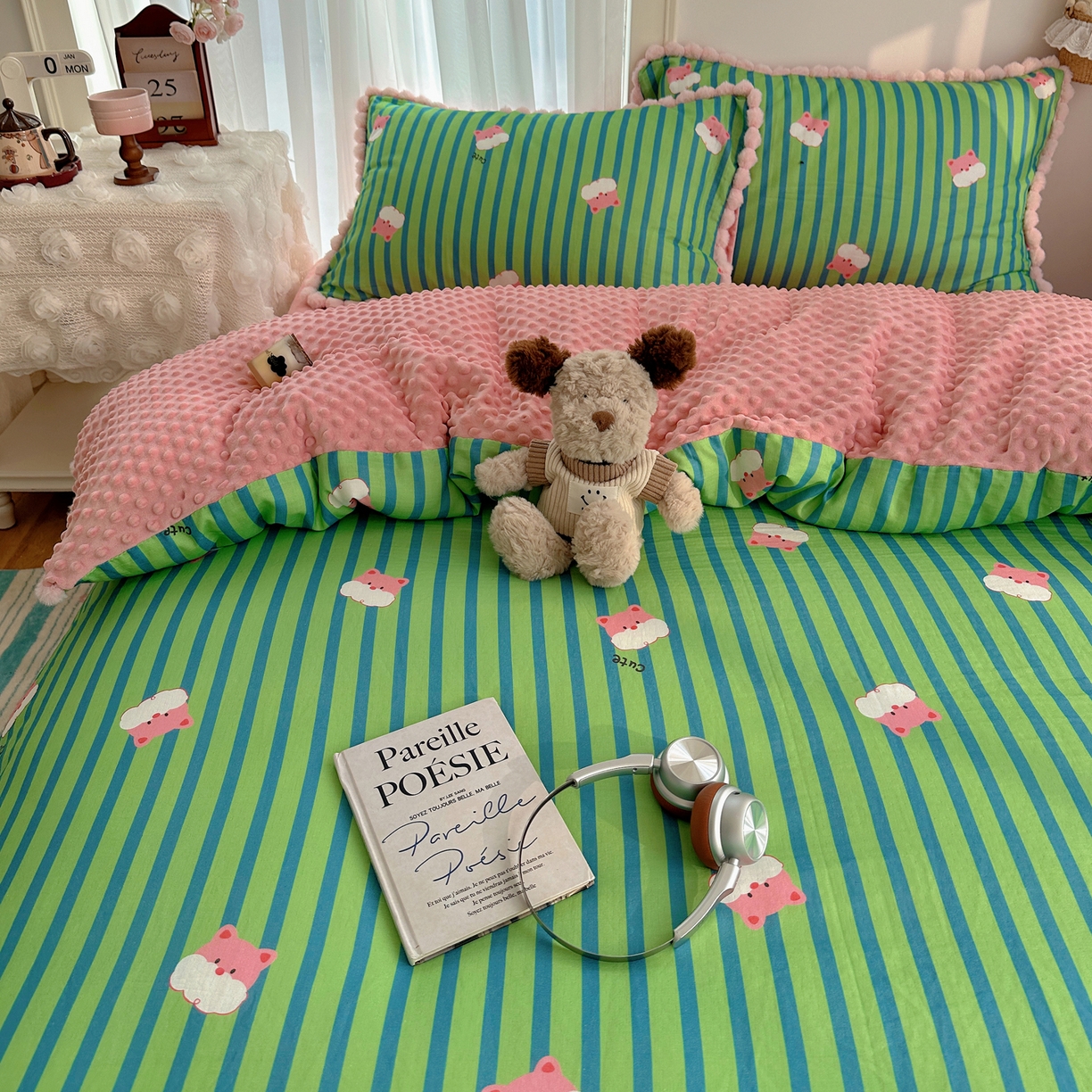 91家纺网 家纺一手货源 找家纺 Sweet dreams甜梦 2025新款双层纱豆豆绒棉加绒四件套 条纹小熊仔