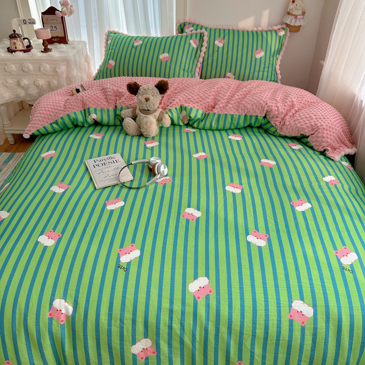 91家纺网 家纺一手货源 找家纺 Sweet dreams甜梦 2025新款双层纱豆豆绒棉加绒四件套 条纹小熊仔