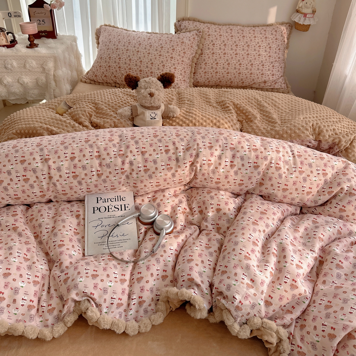 91家纺网 家纺一手货源 找家纺 Sweet dreams甜梦 2025新款双层纱豆豆绒棉加绒四件套 朱古力小奶狗