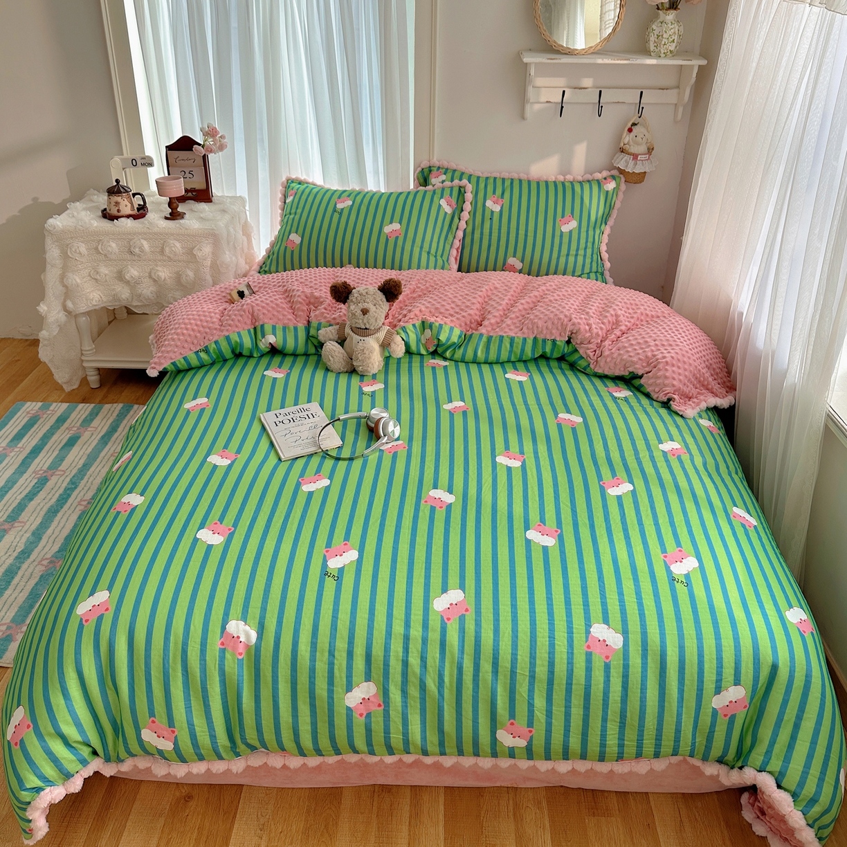 91家纺网 家纺一手货源 找家纺 Sweet dreams甜梦 2025新款双层纱豆豆绒棉加绒四件套 条纹小熊仔