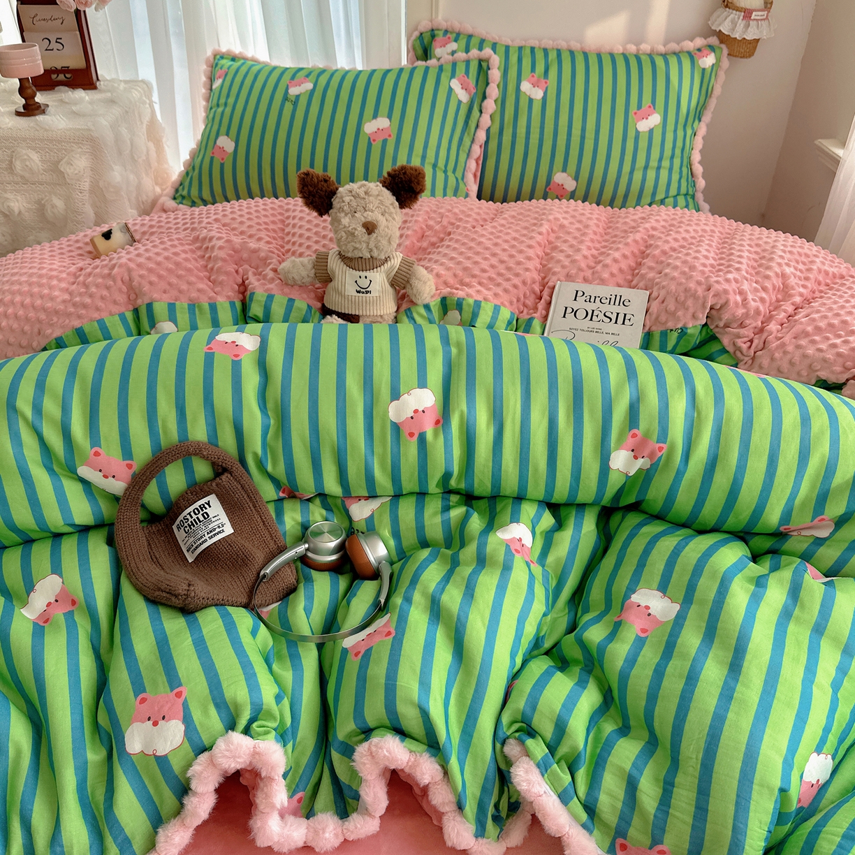 91家纺网 家纺一手货源 找家纺 Sweet dreams甜梦 2025新款双层纱豆豆绒棉加绒四件套 条纹小熊仔