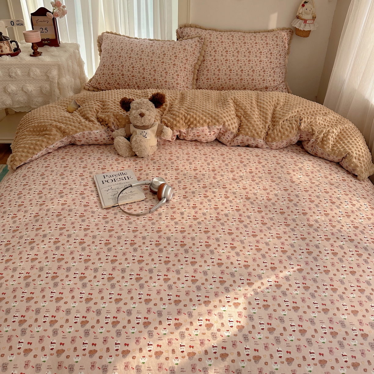 91家纺网 家纺一手货源 找家纺 Sweet dreams甜梦 2025新款双层纱豆豆绒棉加绒四件套 朱古力小奶狗