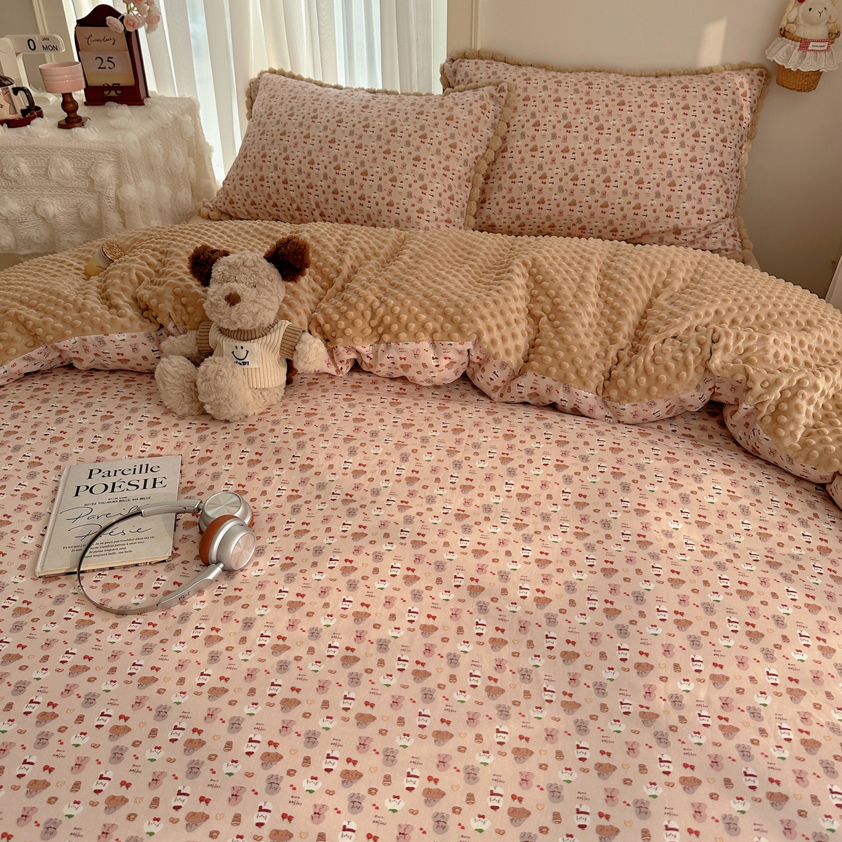 91家纺网 家纺一手货源 找家纺 Sweet dreams甜梦 2025新款双层纱豆豆绒棉加绒四件套 朱古力小奶狗