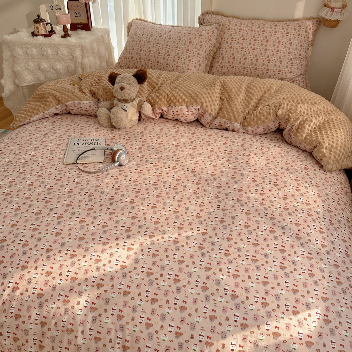 91家纺网 家纺一手货源 找家纺 Sweet dreams甜梦 2025新款双层纱豆豆绒棉加绒四件套 朱古力小奶狗