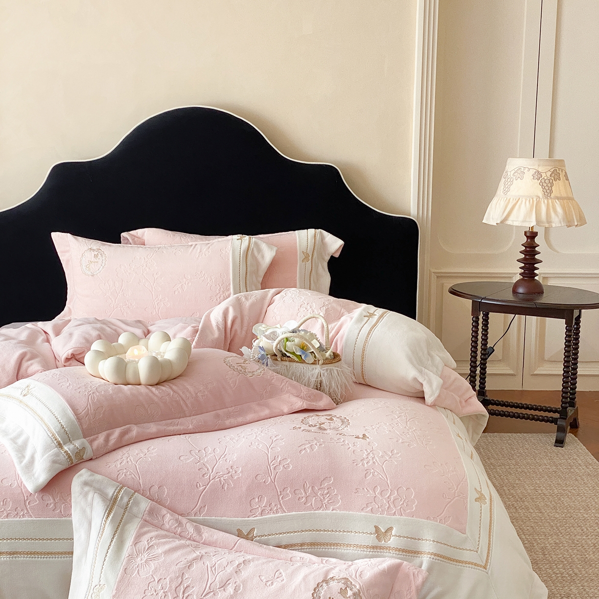 91家纺网 家纺一手货源 找家纺 太古汇家居 2025新款牛奶绒雕花+绣花四件套-薇薇安系列 薇薇安-粉色