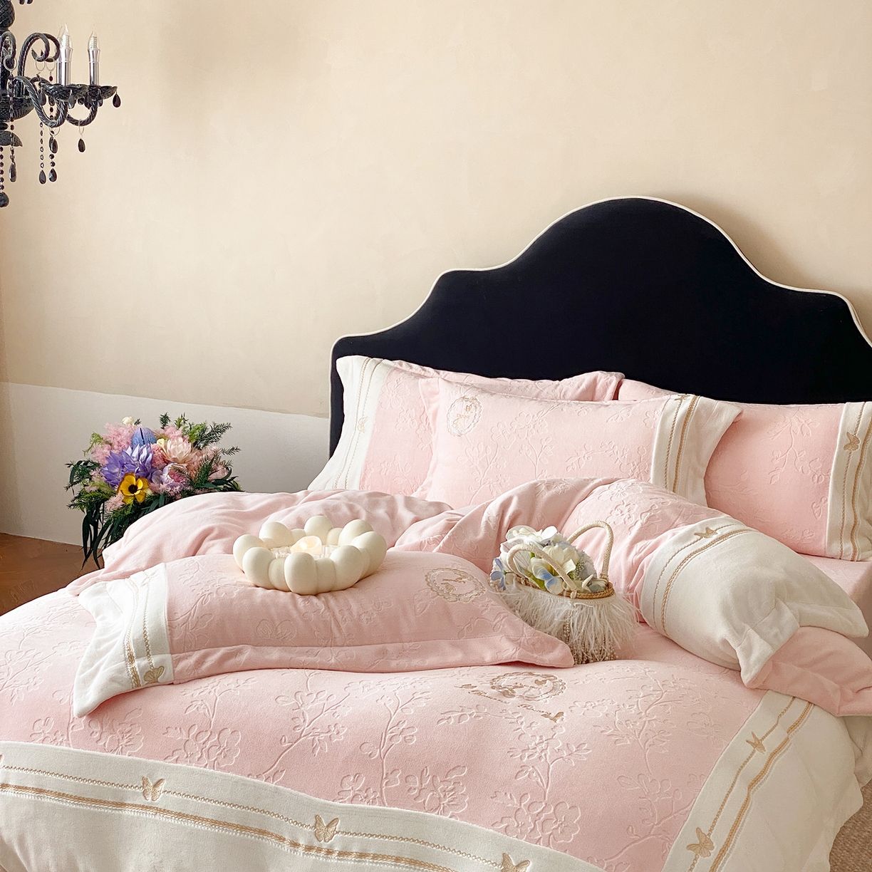 91家纺网 家纺一手货源 找家纺 太古汇家居 2025新款牛奶绒雕花+绣花四件套-薇薇安系列 薇薇安-粉色