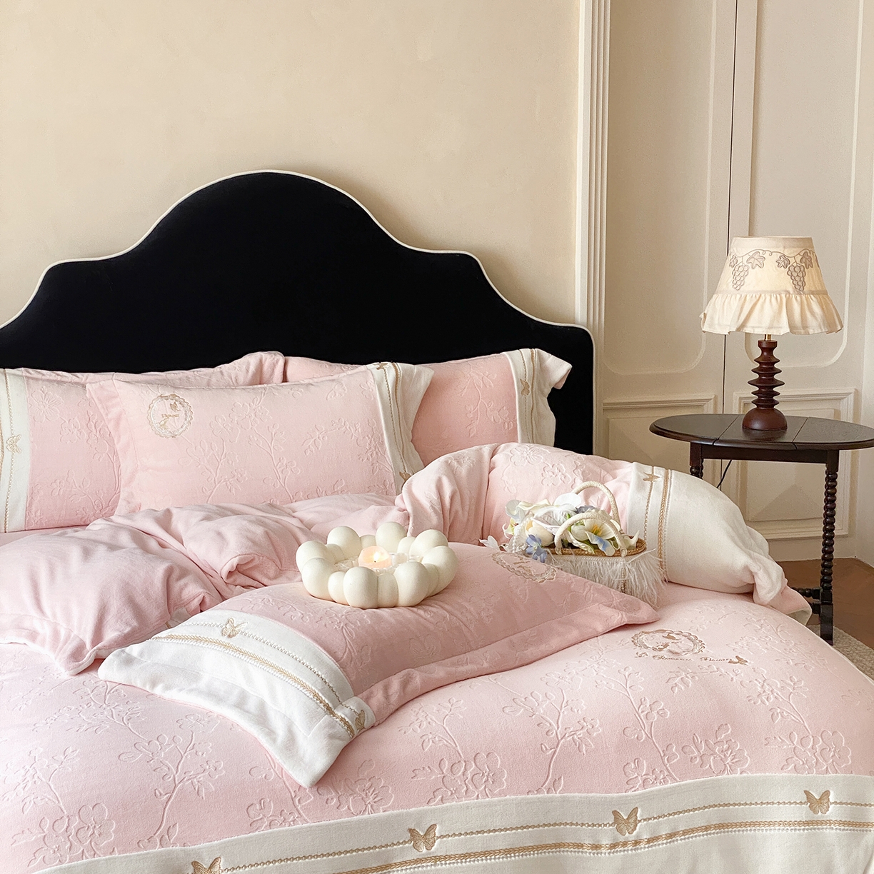 91家纺网 家纺一手货源 找家纺 太古汇家居 2025新款牛奶绒雕花+绣花四件套-薇薇安系列 薇薇安-粉色