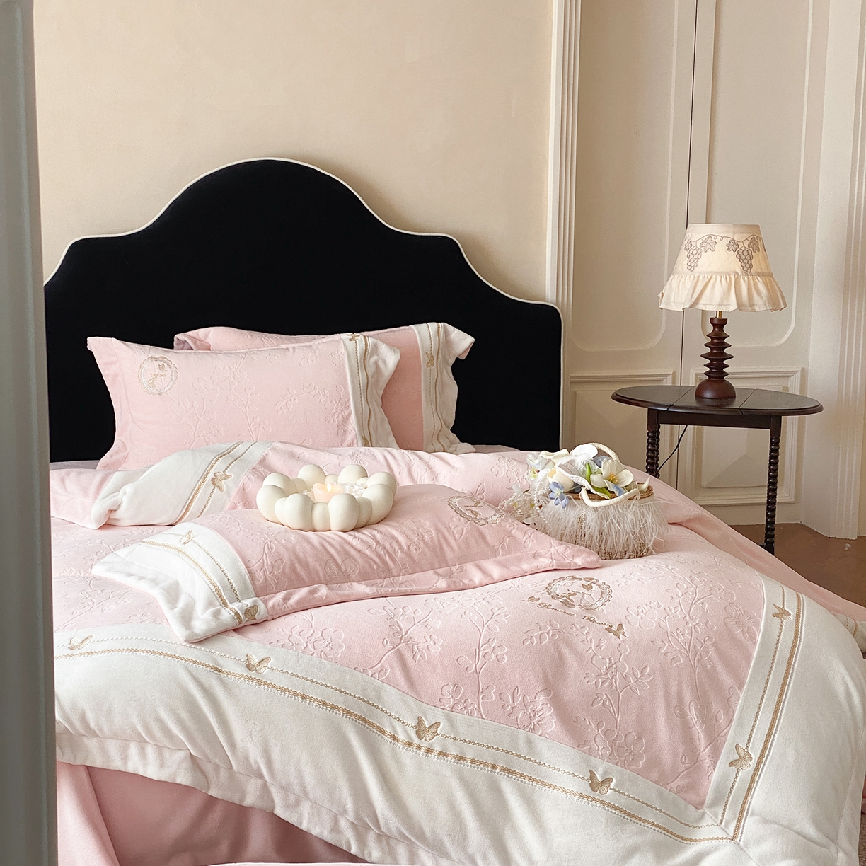 91家纺网 家纺一手货源 找家纺 太古汇家居 2025新款牛奶绒雕花+绣花四件套-薇薇安系列 薇薇安-粉色