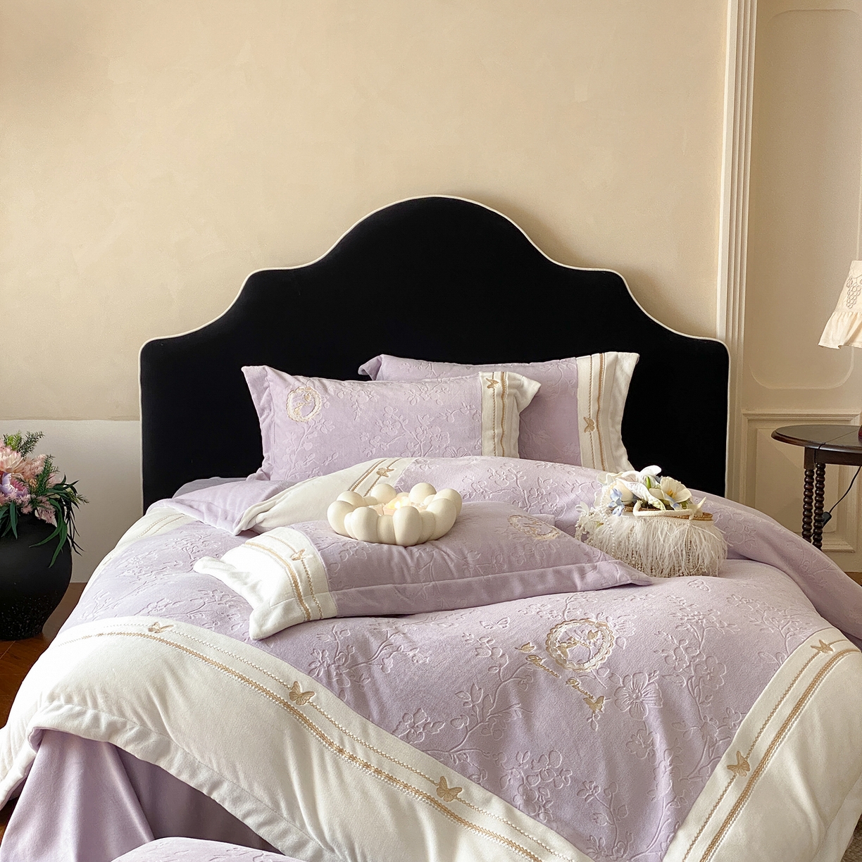 91家纺网 家纺一手货源 找家纺 太古汇家居 2025新款牛奶绒雕花+绣花四件套-薇薇安系列 薇薇安-紫色