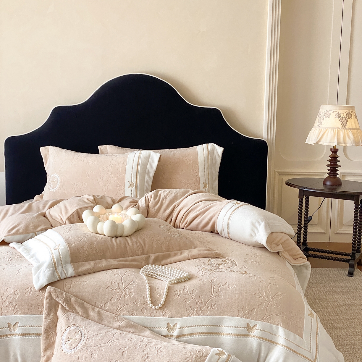 91家纺网 家纺一手货源 找家纺 太古汇家居 2025新款牛奶绒雕花+绣花四件套-薇薇安系列 薇薇安-卡其