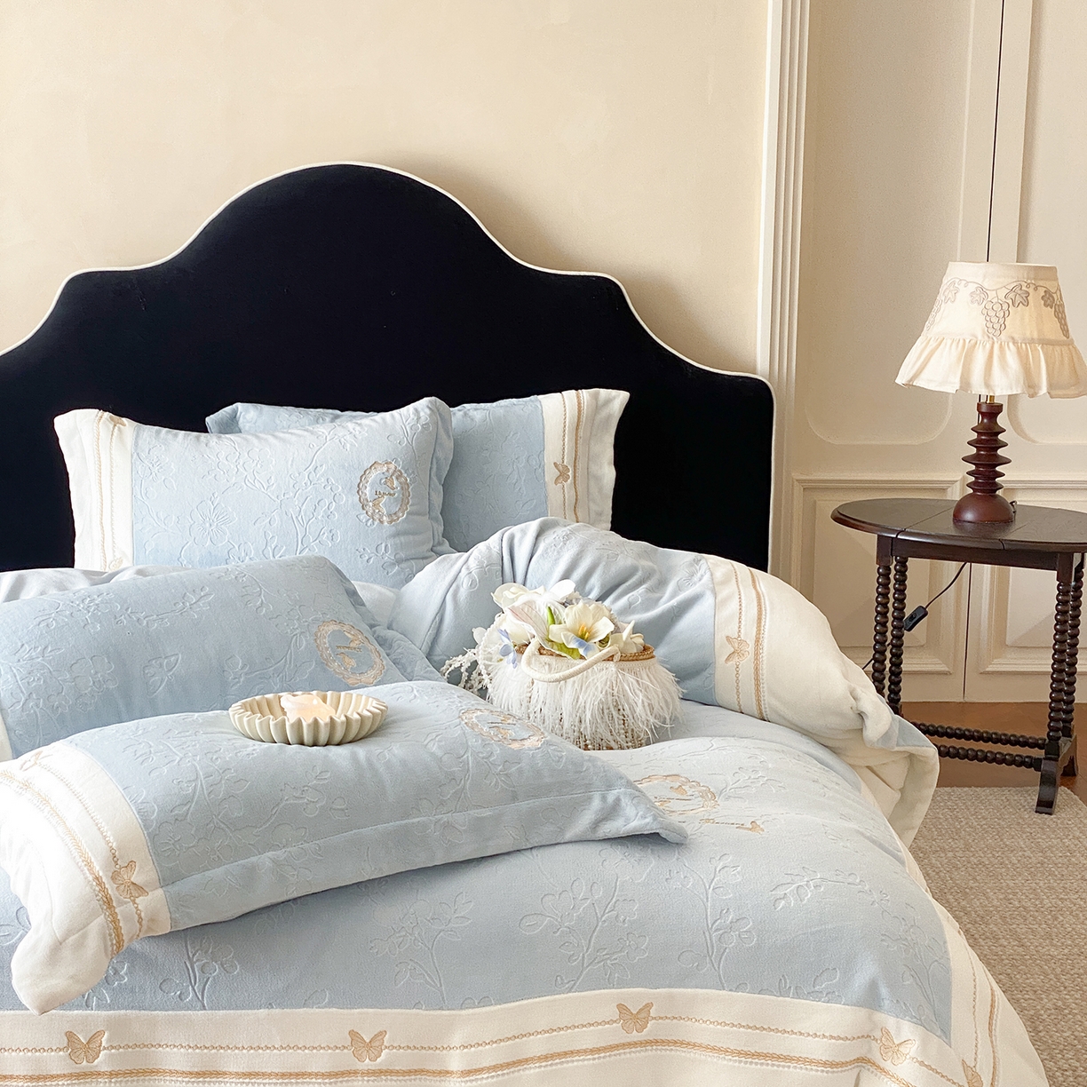 91家纺网 家纺一手货源 找家纺 太古汇家居 2025新款牛奶绒雕花+绣花四件套-薇薇安系列 薇薇安-蓝色