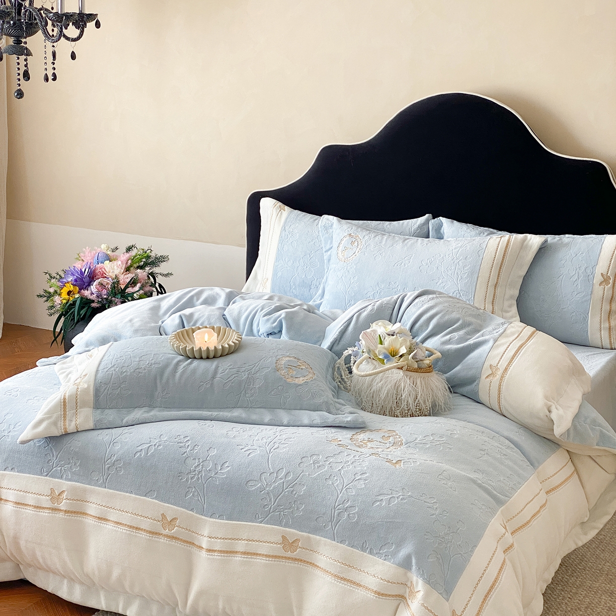 91家纺网 家纺一手货源 找家纺 太古汇家居 2025新款牛奶绒雕花+绣花四件套-薇薇安系列 薇薇安-蓝色