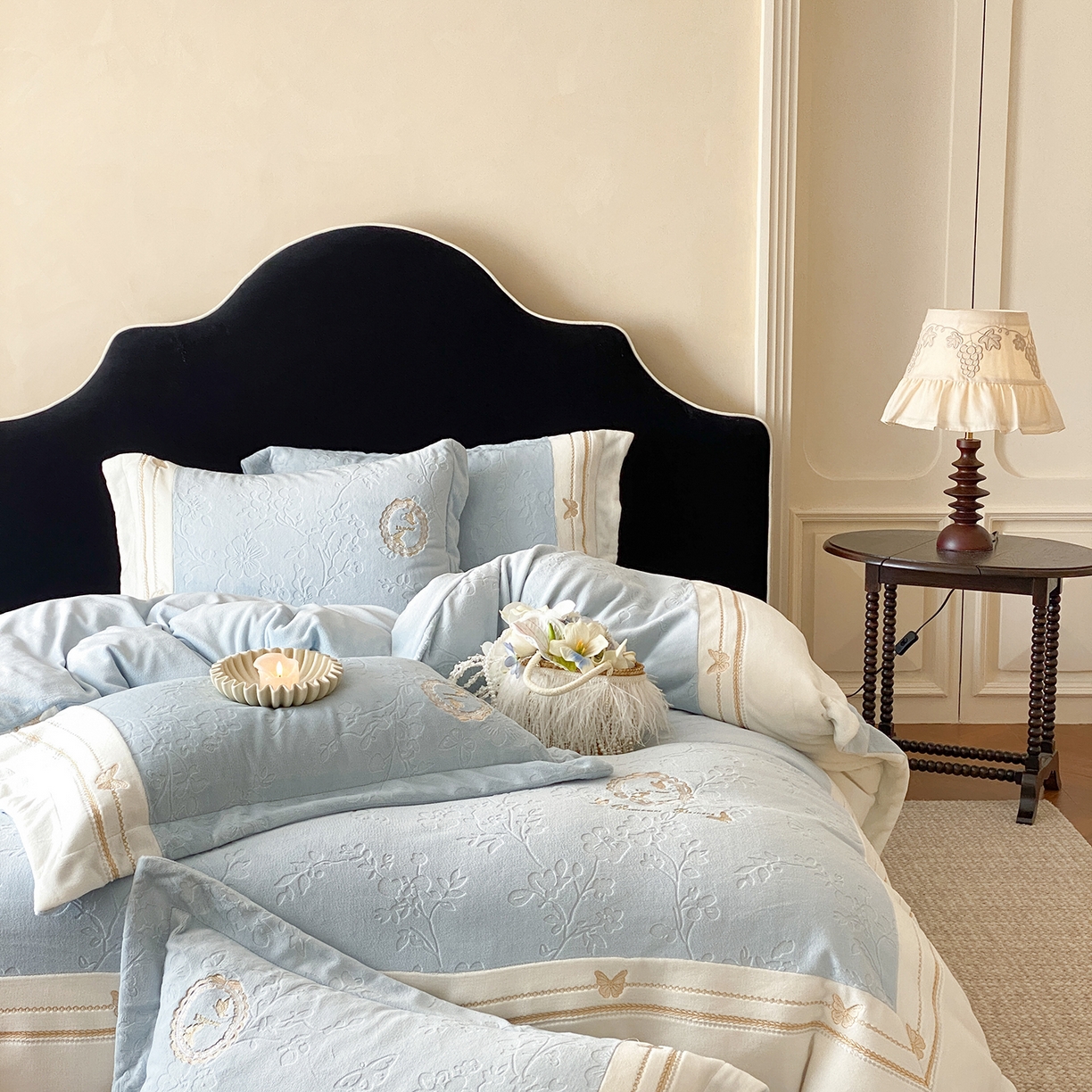 91家纺网 家纺一手货源 找家纺 太古汇家居 2025新款牛奶绒雕花+绣花四件套-薇薇安系列 薇薇安-蓝色