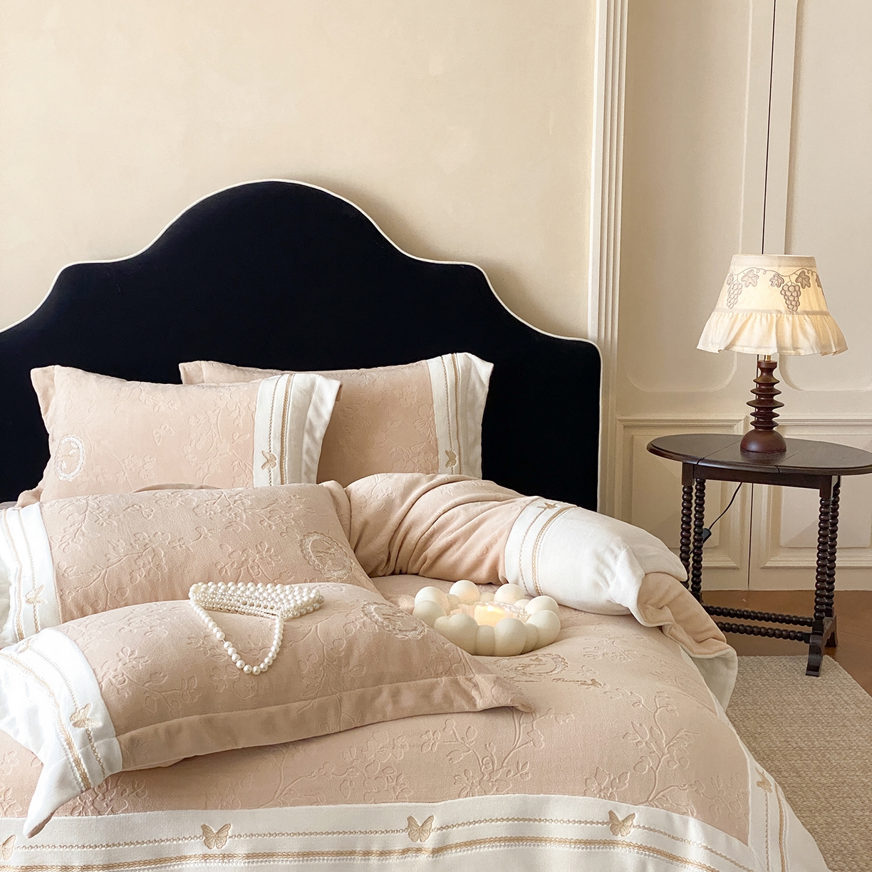 91家纺网 家纺一手货源 找家纺 太古汇家居 2025新款牛奶绒雕花+绣花四件套-薇薇安系列 薇薇安-卡其