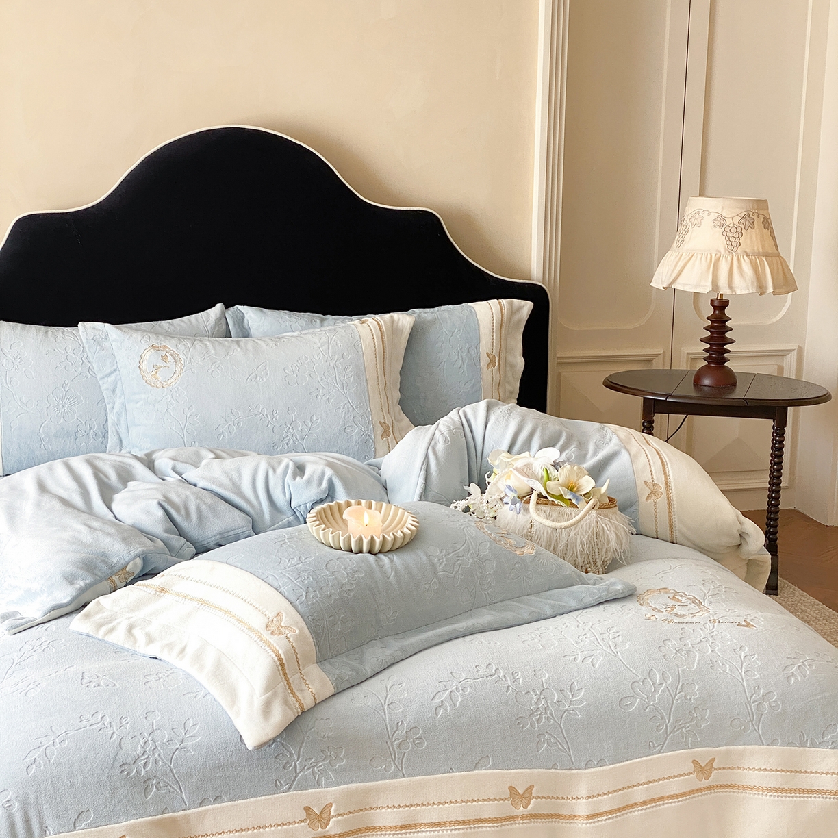 91家纺网 家纺一手货源 找家纺 太古汇家居 2025新款牛奶绒雕花+绣花四件套-薇薇安系列 薇薇安-蓝色