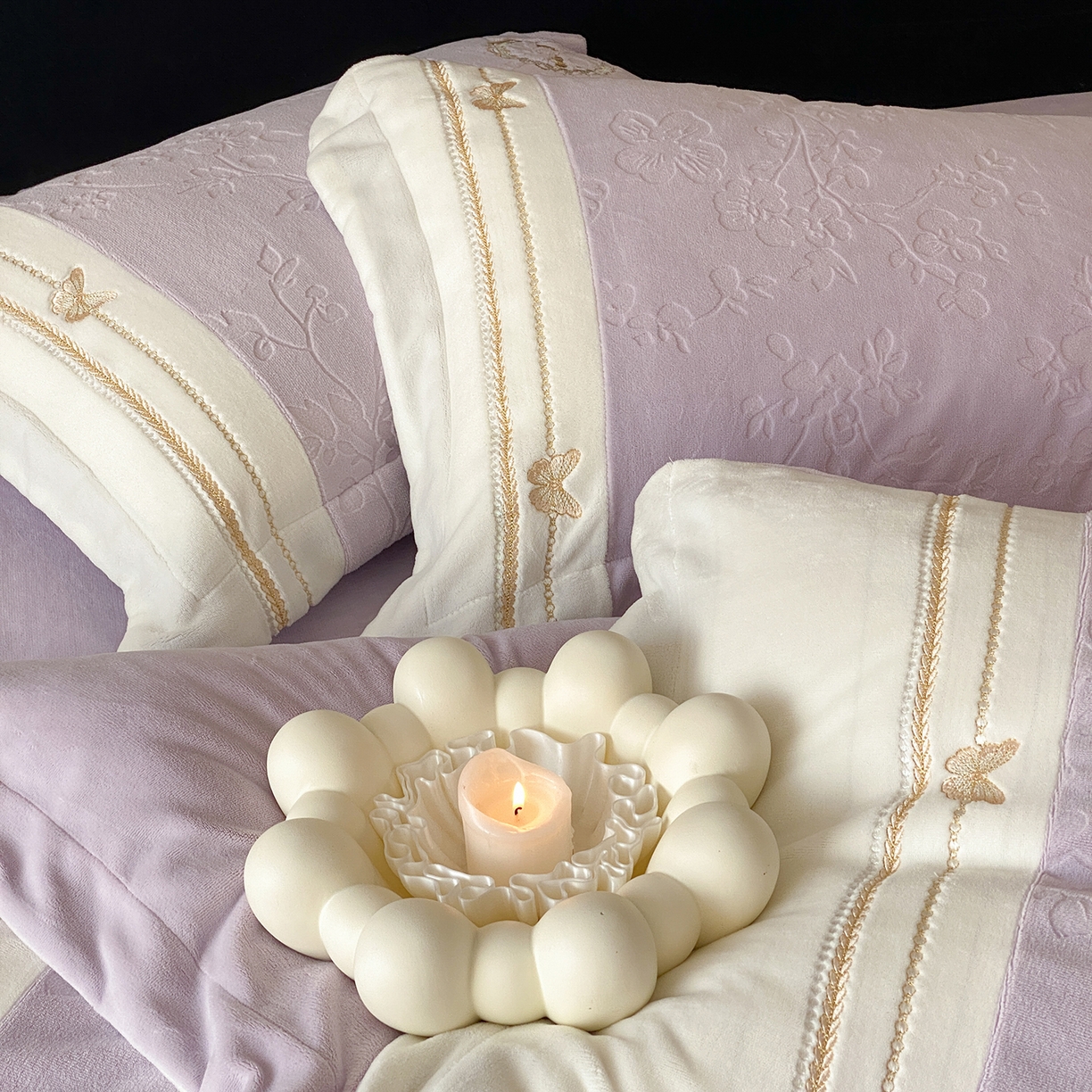 91家纺网 家纺一手货源 找家纺 太古汇家居 2025新款牛奶绒雕花+绣花四件套-薇薇安系列 薇薇安-紫色