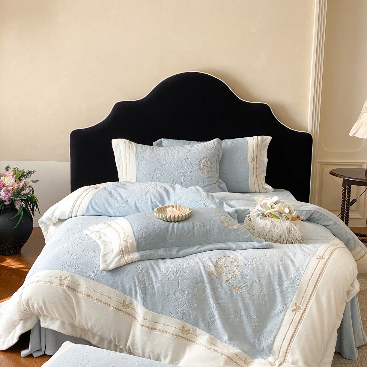 91家纺网 家纺一手货源 找家纺 太古汇家居 2025新款牛奶绒雕花+绣花四件套-薇薇安系列 薇薇安-蓝色