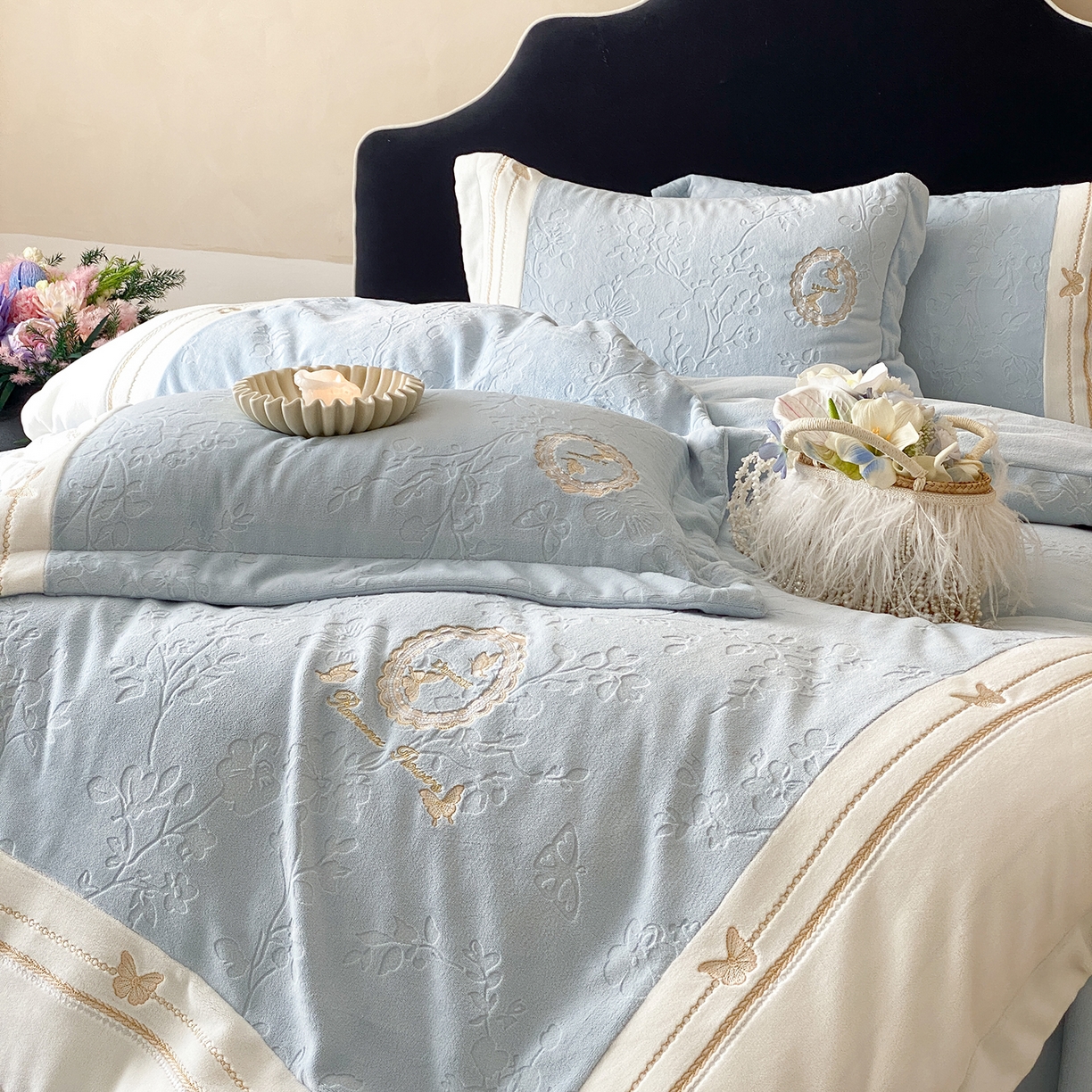 91家纺网 家纺一手货源 找家纺 太古汇家居 2025新款牛奶绒雕花+绣花四件套-薇薇安系列 薇薇安-蓝色