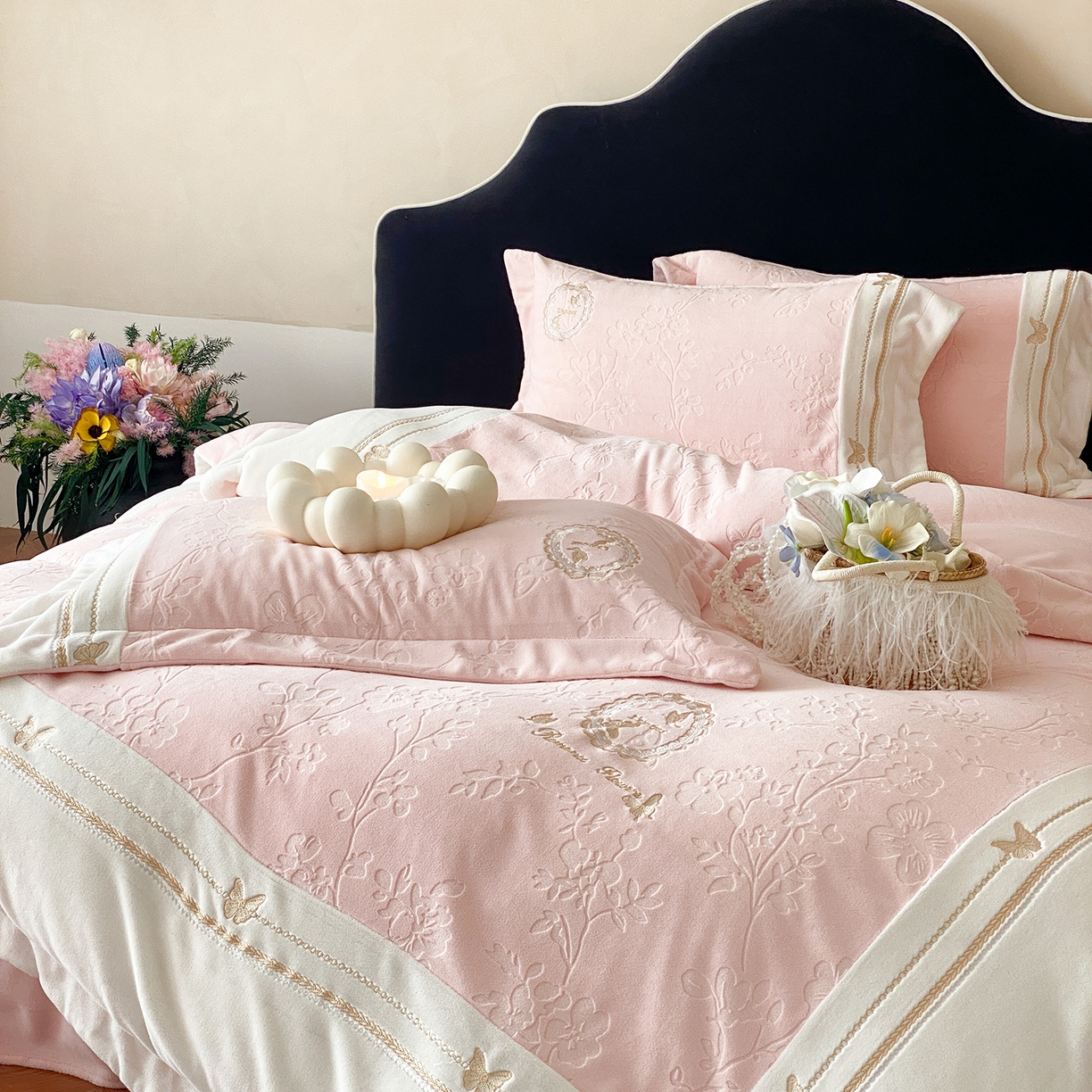 91家纺网 家纺一手货源 找家纺 太古汇家居 2025新款牛奶绒雕花+绣花四件套-薇薇安系列 薇薇安-粉色