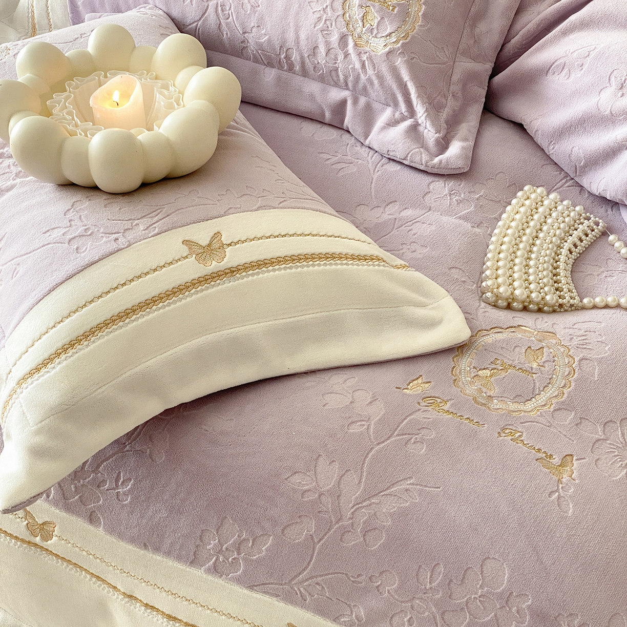 91家纺网 家纺一手货源 找家纺 太古汇家居 2025新款牛奶绒雕花+绣花四件套-薇薇安系列 薇薇安-紫色