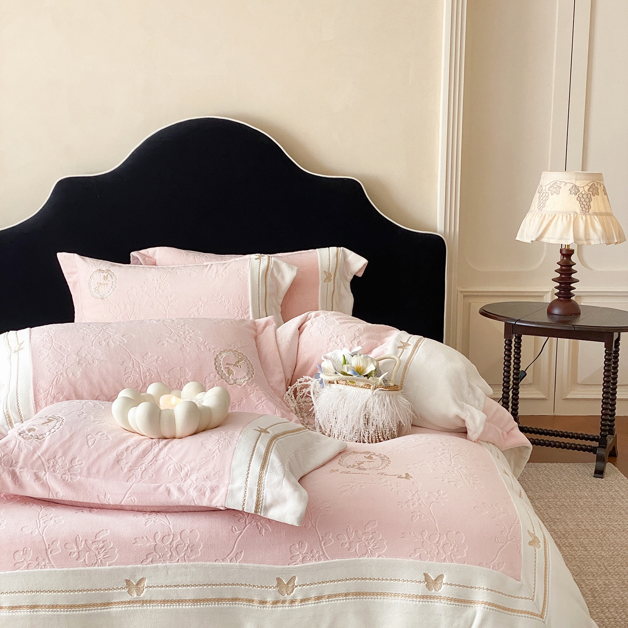 91家纺网 家纺一手货源 找家纺 太古汇家居 2025新款牛奶绒雕花+绣花四件套-薇薇安系列 薇薇安-粉色