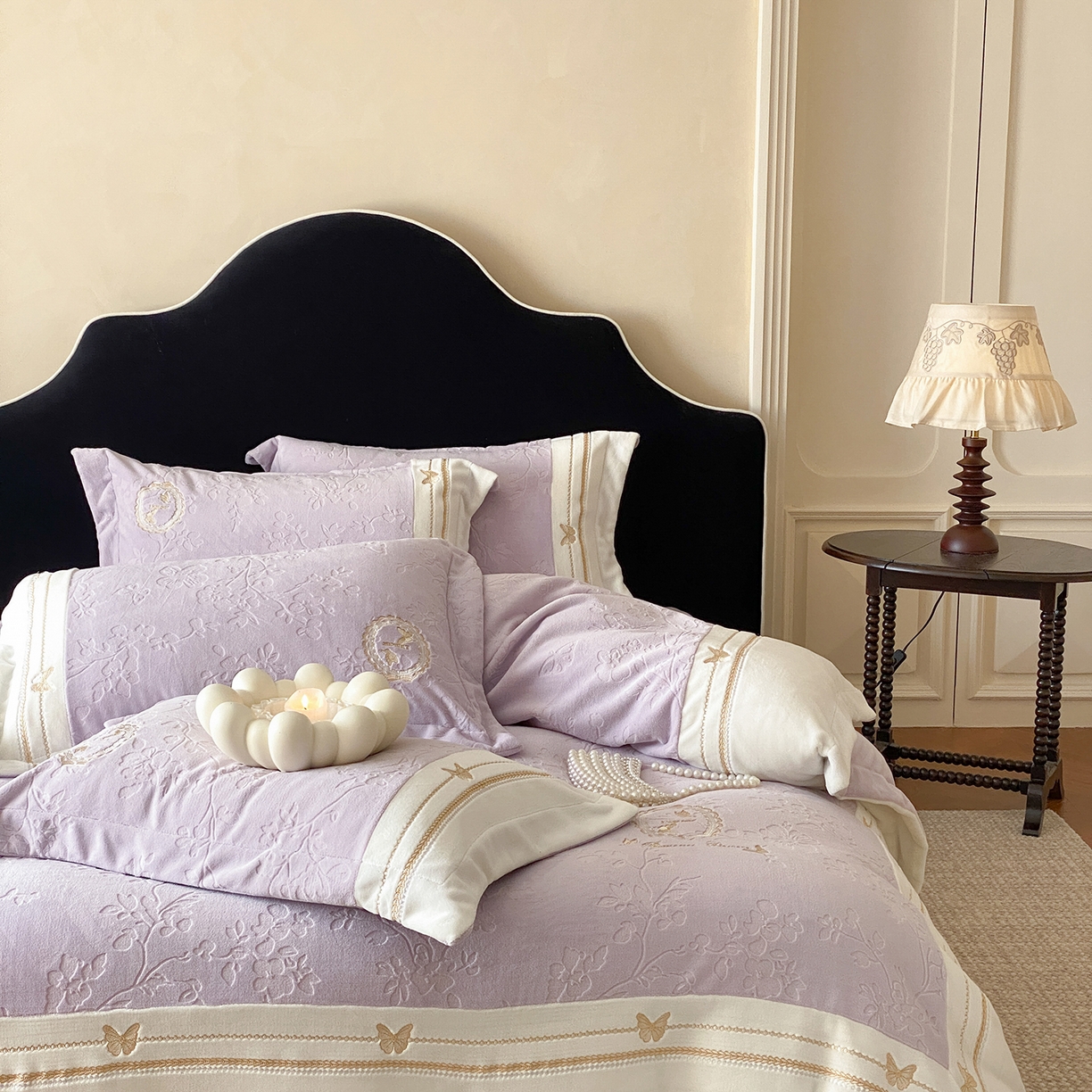 91家纺网 家纺一手货源 找家纺 太古汇家居 2025新款牛奶绒雕花+绣花四件套-薇薇安系列 薇薇安-紫色