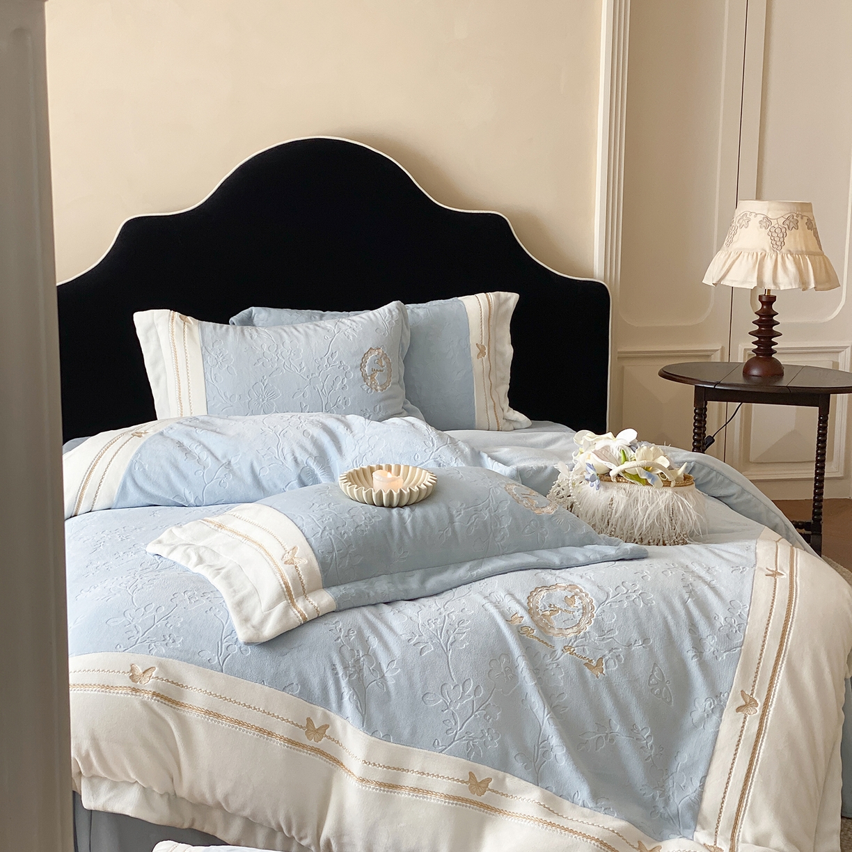 91家纺网 家纺一手货源 找家纺 太古汇家居 2025新款牛奶绒雕花+绣花四件套-薇薇安系列 薇薇安-蓝色