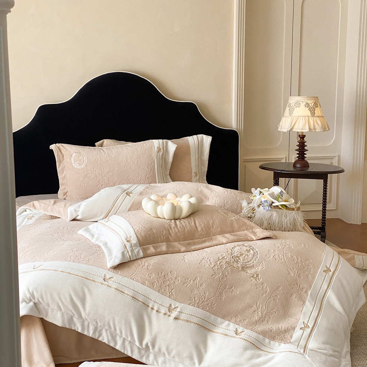 91家纺网 家纺一手货源 找家纺 太古汇家居 2025新款牛奶绒雕花+绣花四件套-薇薇安系列 薇薇安-卡其