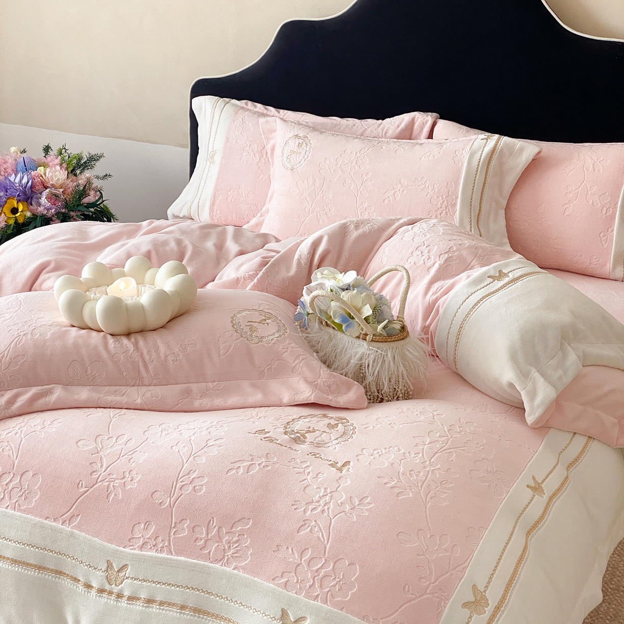 91家纺网 家纺一手货源 找家纺 太古汇家居 2025新款牛奶绒雕花+绣花四件套-薇薇安系列 薇薇安-粉色