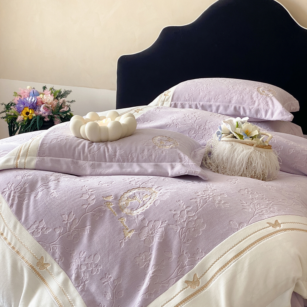 91家纺网 家纺一手货源 找家纺 太古汇家居 2025新款牛奶绒雕花+绣花四件套-薇薇安系列 薇薇安-紫色