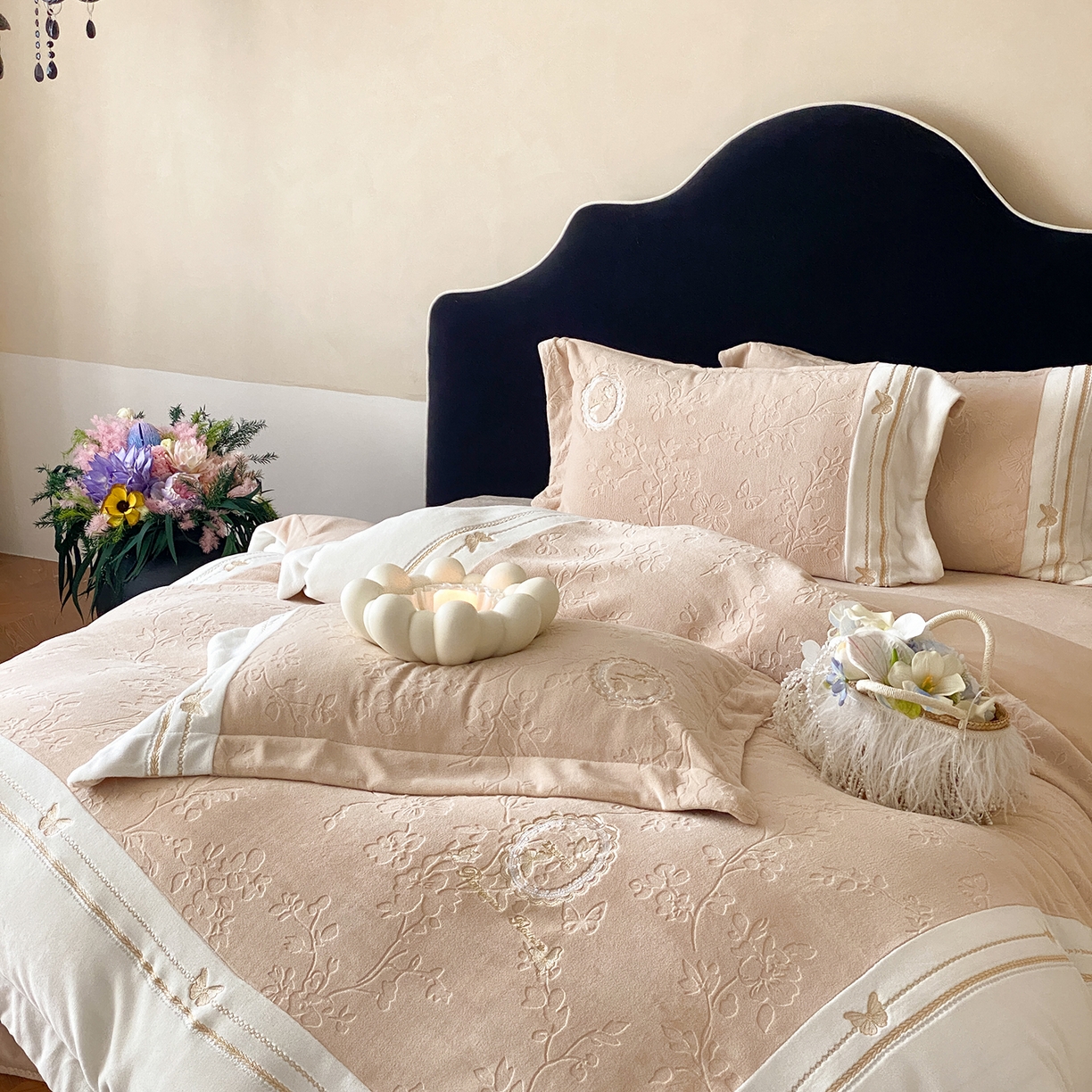 91家纺网 家纺一手货源 找家纺 太古汇家居 2025新款牛奶绒雕花+绣花四件套-薇薇安系列 薇薇安-卡其