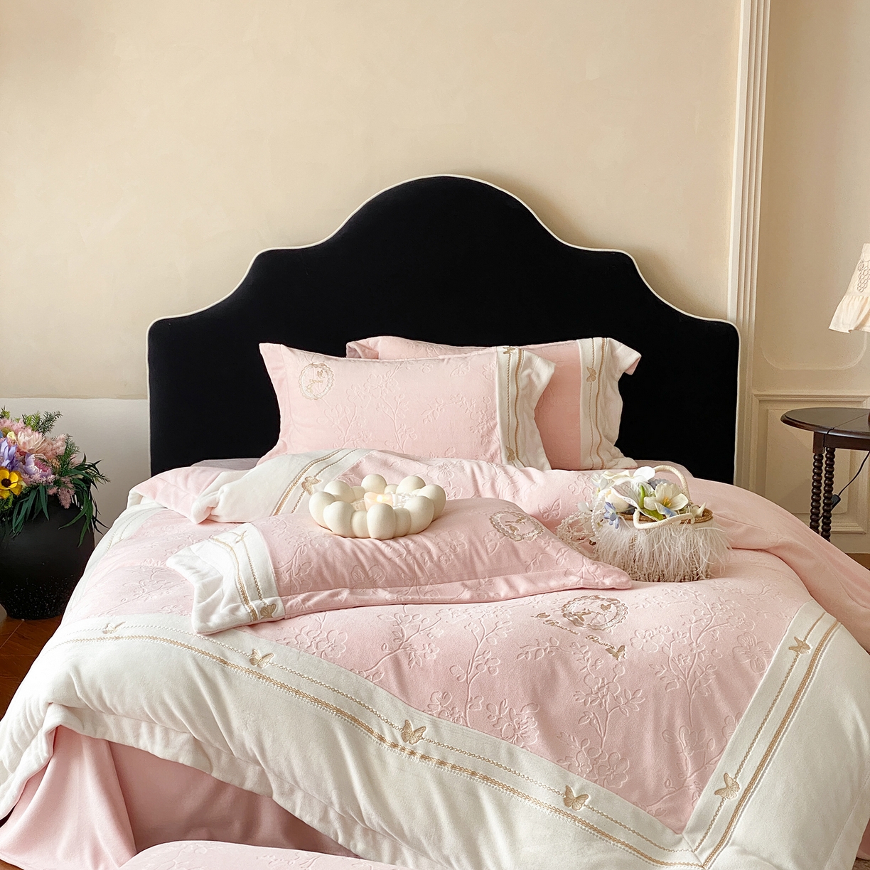 91家纺网 家纺一手货源 找家纺 太古汇家居 2025新款牛奶绒雕花+绣花四件套-薇薇安系列 薇薇安-粉色