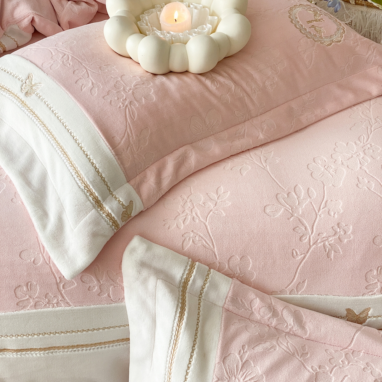 91家纺网 家纺一手货源 找家纺 太古汇家居 2025新款牛奶绒雕花+绣花四件套-薇薇安系列 薇薇安-粉色