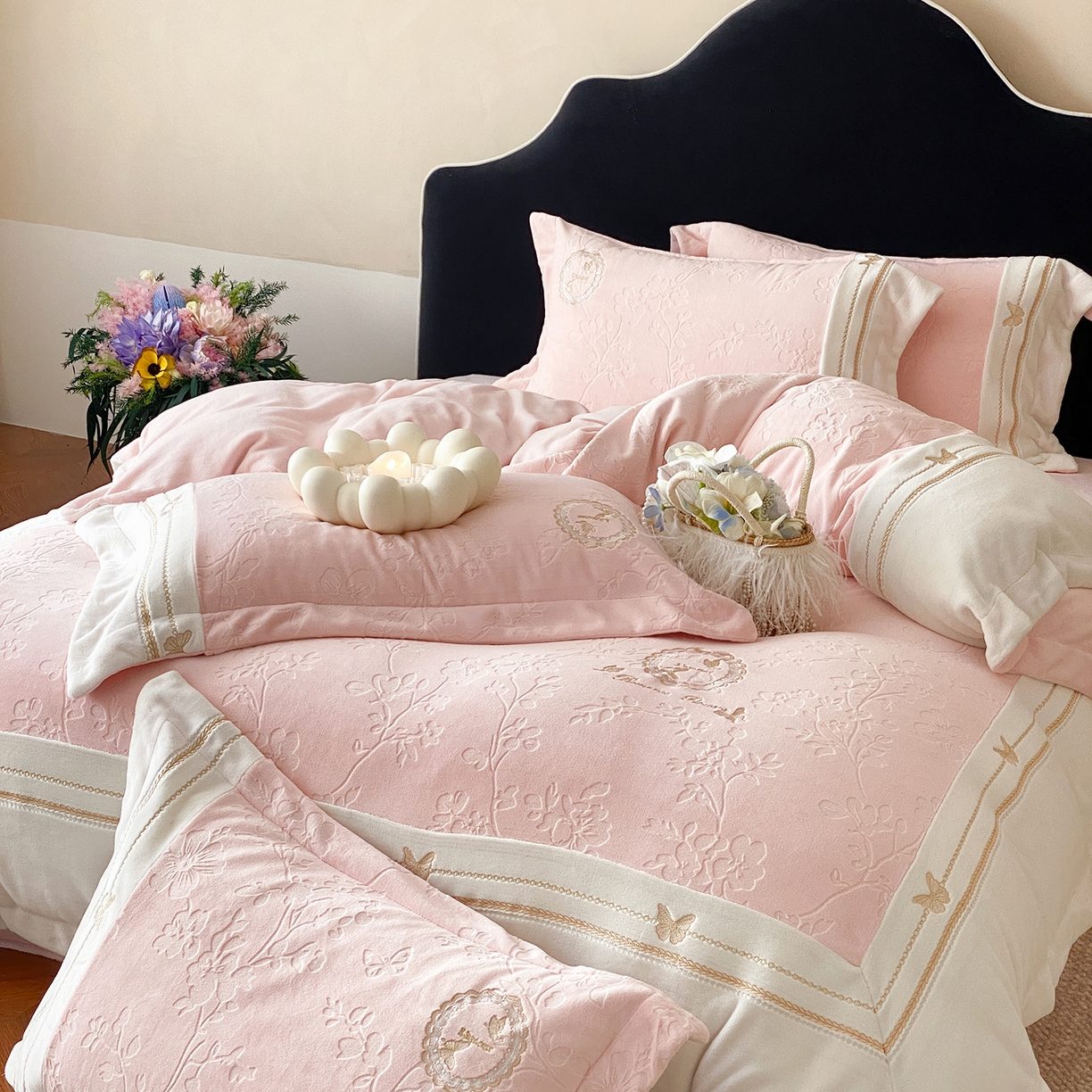 91家纺网 家纺一手货源 找家纺 太古汇家居 2025新款牛奶绒雕花+绣花四件套-薇薇安系列 薇薇安-粉色