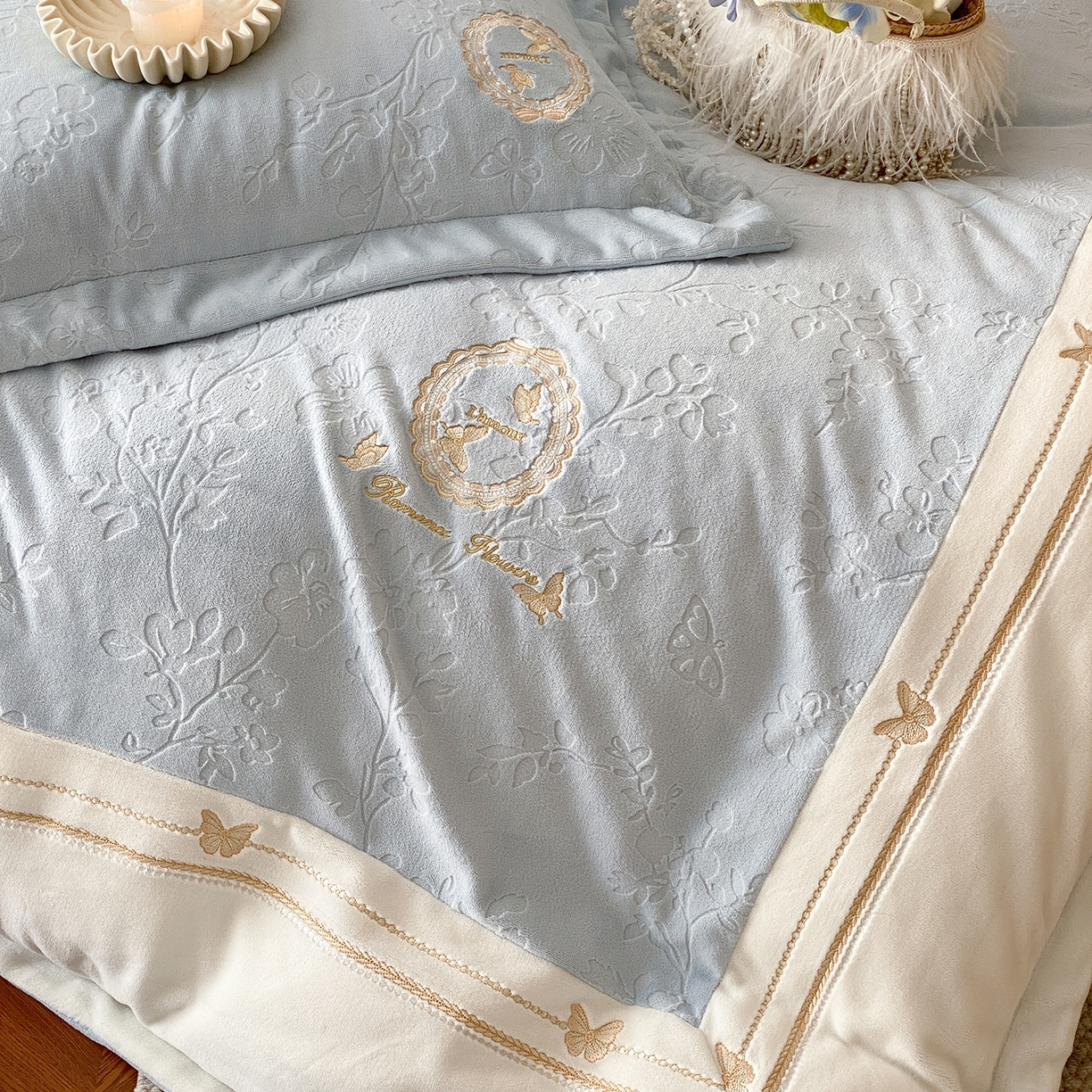 91家纺网 家纺一手货源 找家纺 太古汇家居 2025新款牛奶绒雕花+绣花四件套-薇薇安系列 薇薇安-蓝色