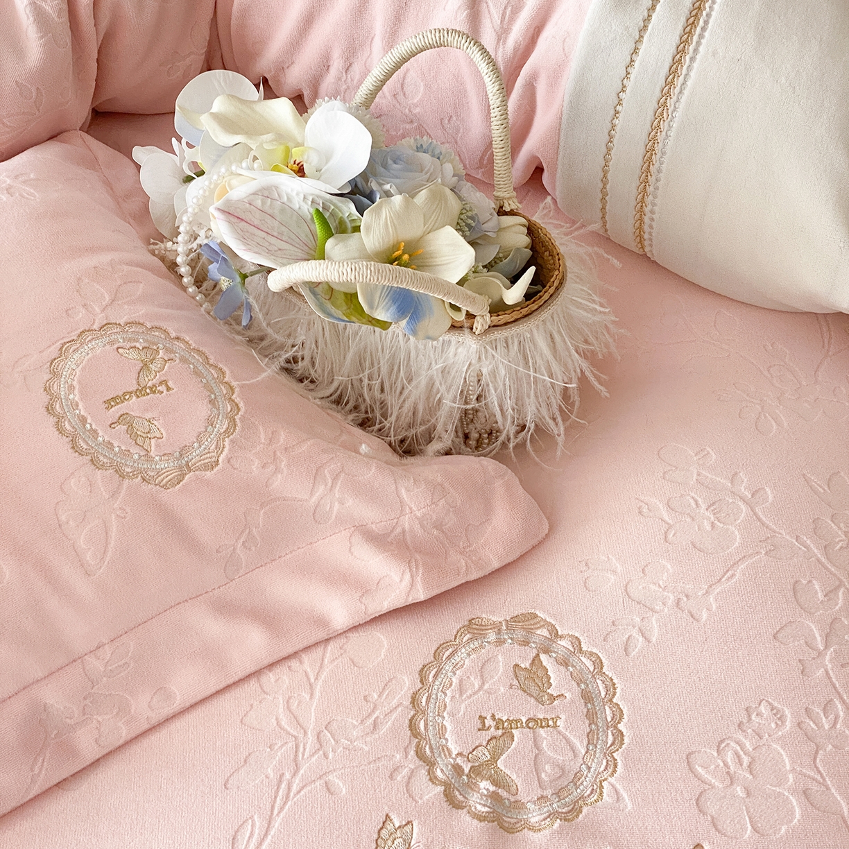 91家纺网 家纺一手货源 找家纺 太古汇家居 2025新款牛奶绒雕花+绣花四件套-薇薇安系列 薇薇安-粉色