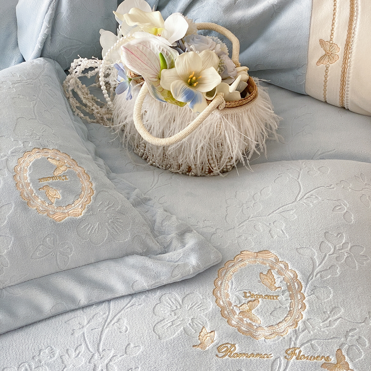 91家纺网 家纺一手货源 找家纺 太古汇家居 2025新款牛奶绒雕花+绣花四件套-薇薇安系列 薇薇安-蓝色