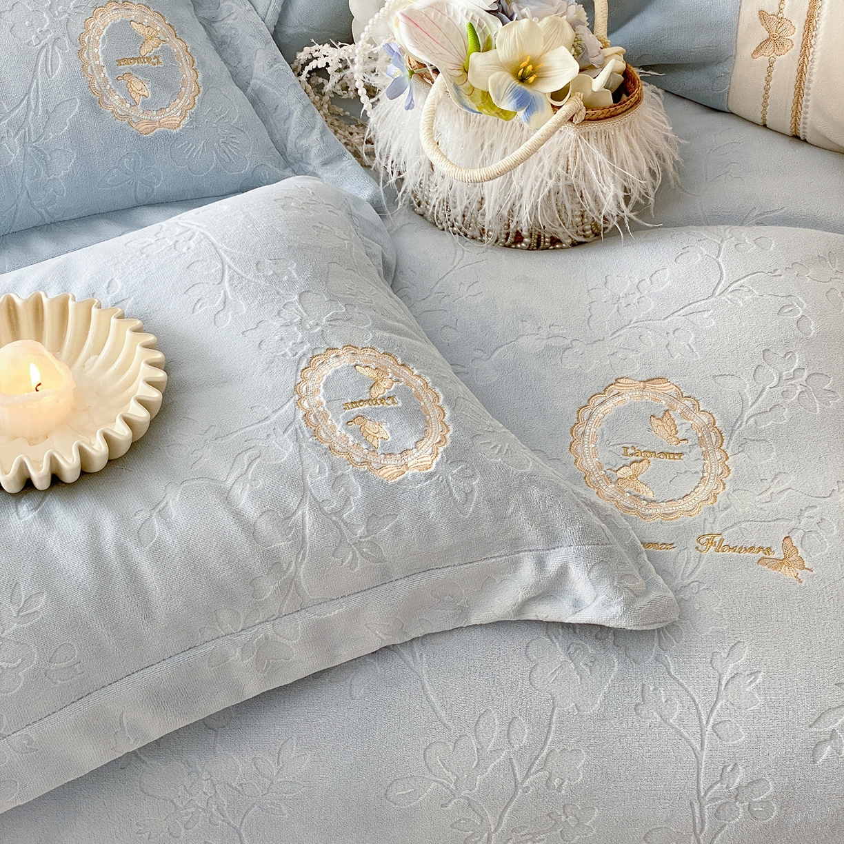 91家纺网 家纺一手货源 找家纺 太古汇家居 2025新款牛奶绒雕花+绣花四件套-薇薇安系列 薇薇安-蓝色