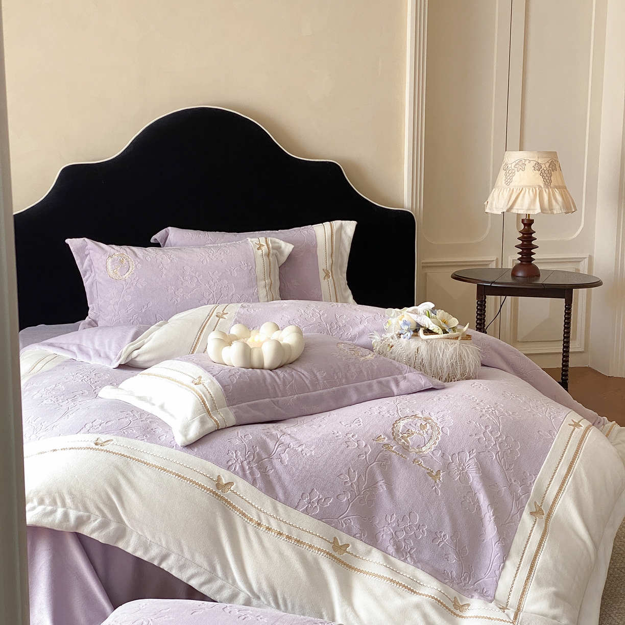 91家纺网 家纺一手货源 找家纺 太古汇家居 2025新款牛奶绒雕花+绣花四件套-薇薇安系列 薇薇安-紫色